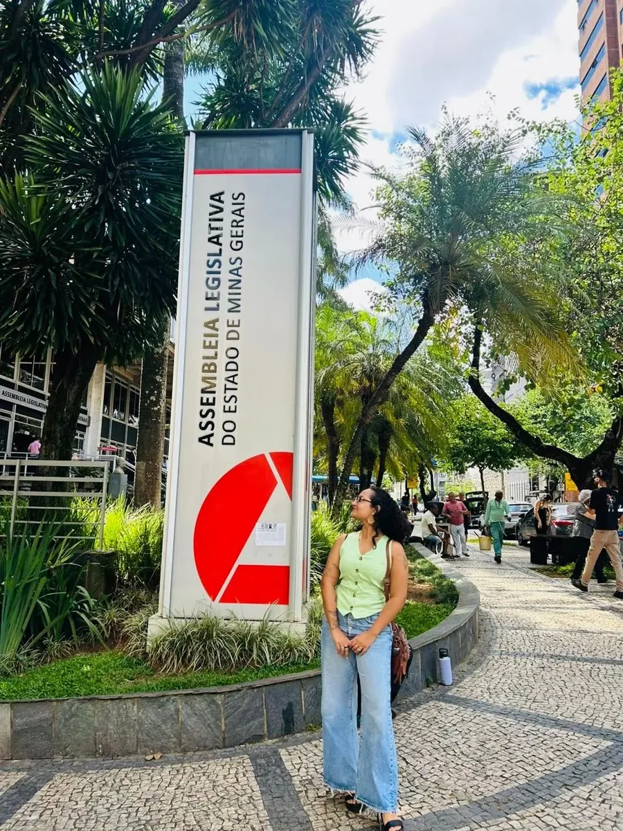 Carol Caldeira em frente à Assembleia Legislativa do Estado de Minas Gerais