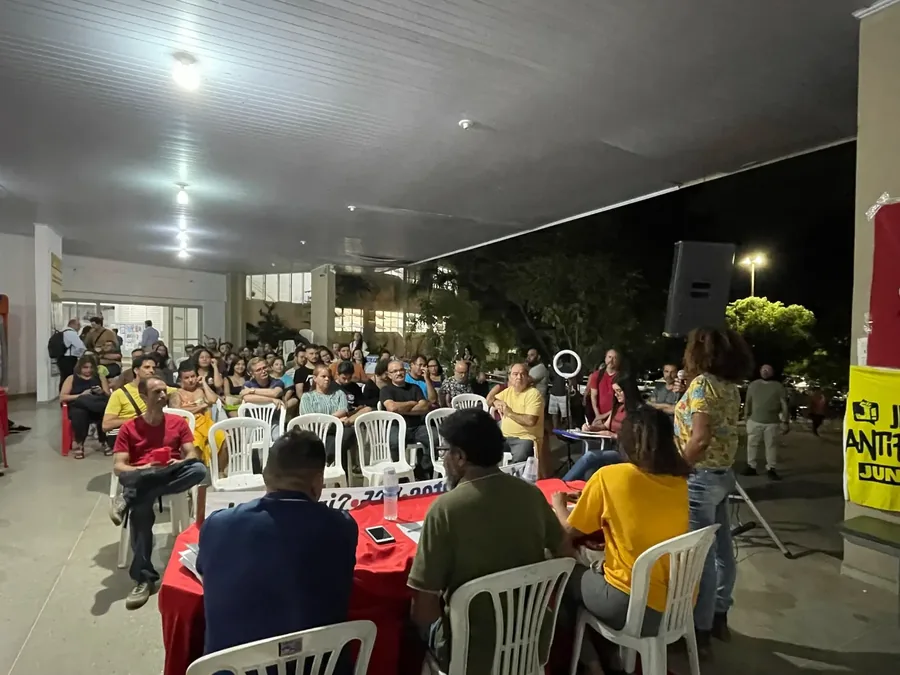 Assembleia com participação popular, público reunido em plenária