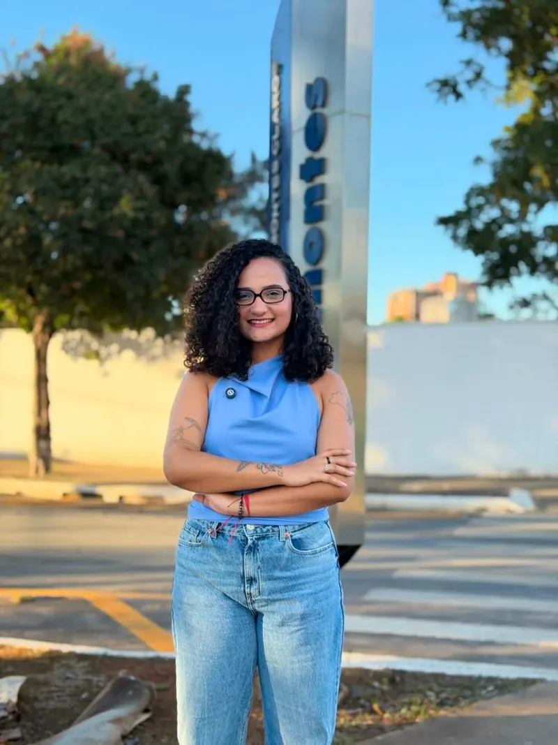 Carol Caldeira em rua de Montes Claros ao fim da tarde